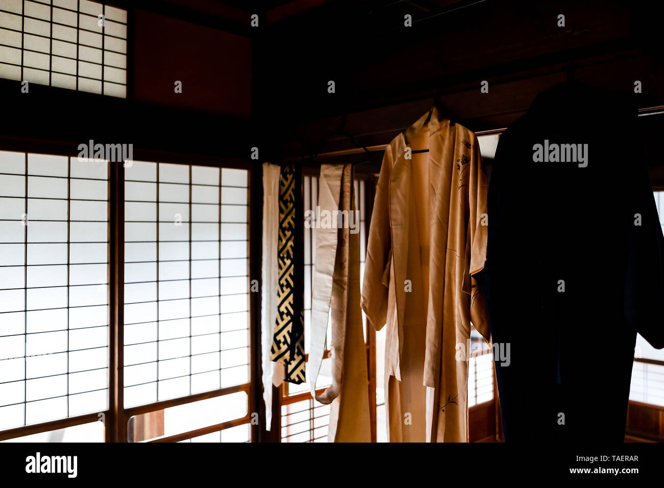 Tradizionale Giapponese machiya house o ryokan con lo scorrimento della carta e porta luce con architettura e appeso un kimono con anta Foto Stock