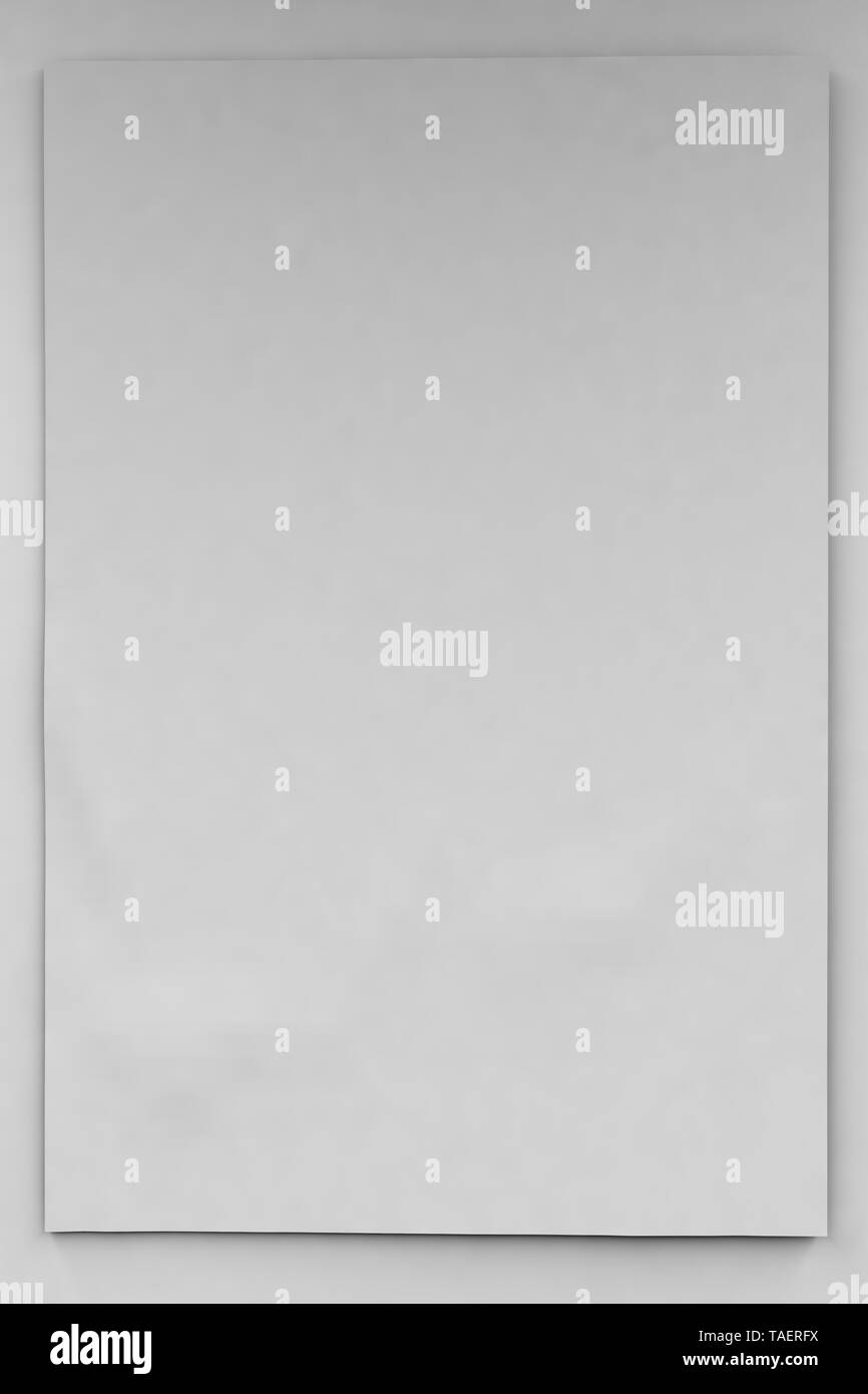 Vuoto banner verticale o vuoto di 2x3 dimensioni su una parete bianca. Foto Stock