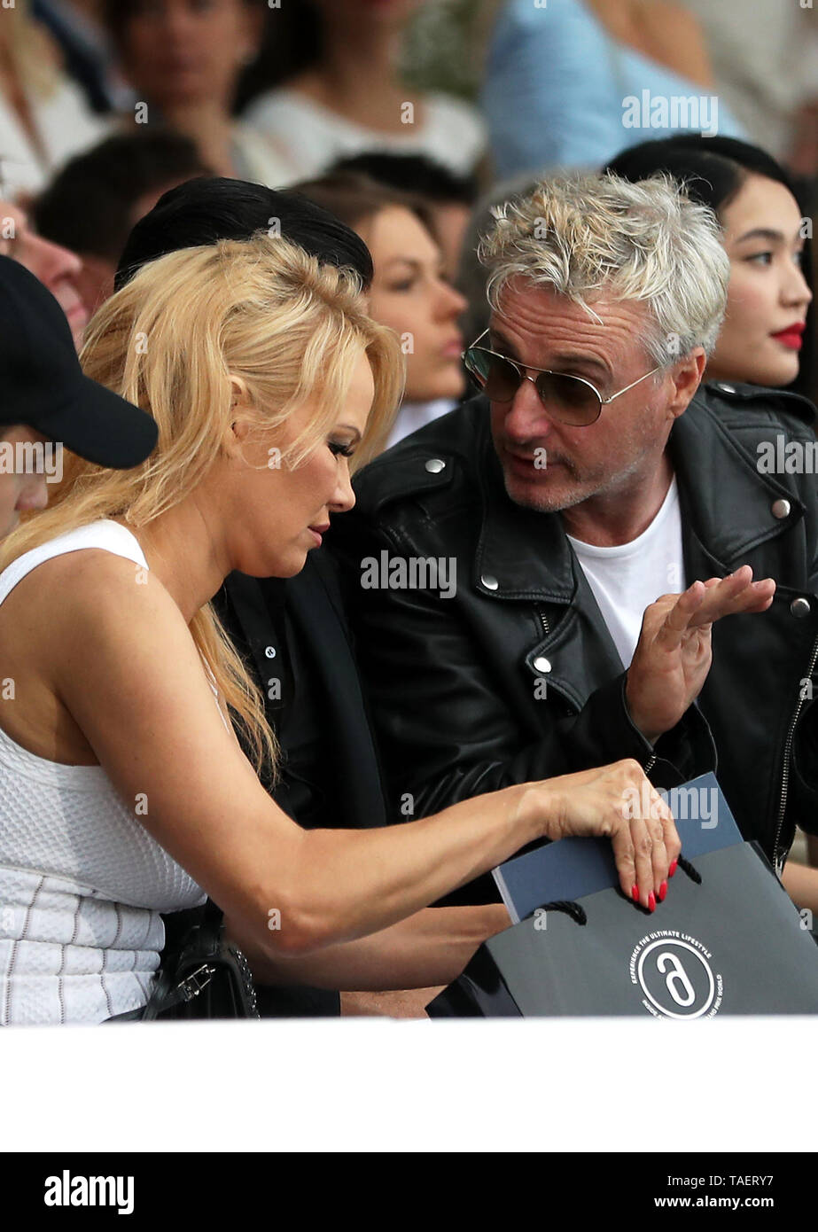 Pamela Anderson (sinistra) e Eddie Irvine frequentando l'Amber Lounge Fashion Show 2019, svoltasi a Monaco, Francia. Foto Stock