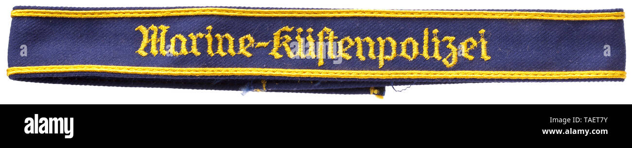 Un bracciale titolo "marine-Küstenpolizei' Dunkelblauer Stoff mit gelbem, gesticktem Schriftzug in gotischen letteran, gelbe, vernähte Randlitzen. Ungetragener Zustand. Länge 44 cm. storica, storica, marina, le forze navali e militari, militaria, ramo di servizio, rami di servizio, forze armate, servizio armato, oggetto, oggetti, alambicchi, clipping, clippings, tagliate, cut-out, ritagli del xx secolo, Editorial-Use-solo Foto Stock