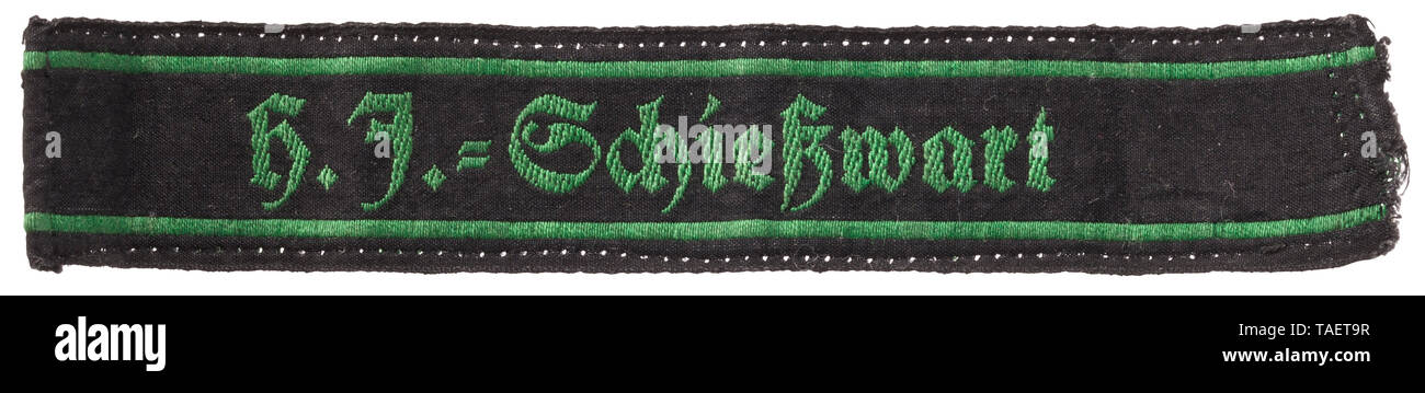 Un bracciale titolo "H.J.-Schießwart' Feines, schwarzes Stoffband mit grünem, stoffgesticktem Schriftzug in gotischen letteran und grünen, gestickten Randlitzen, rs. grüne Unterlage. Trage - und Altersspuren. Länge 11,5 cm. storica, storica del xx secolo, Additional-Rights-Clearance-Info-Not-Available Foto Stock
