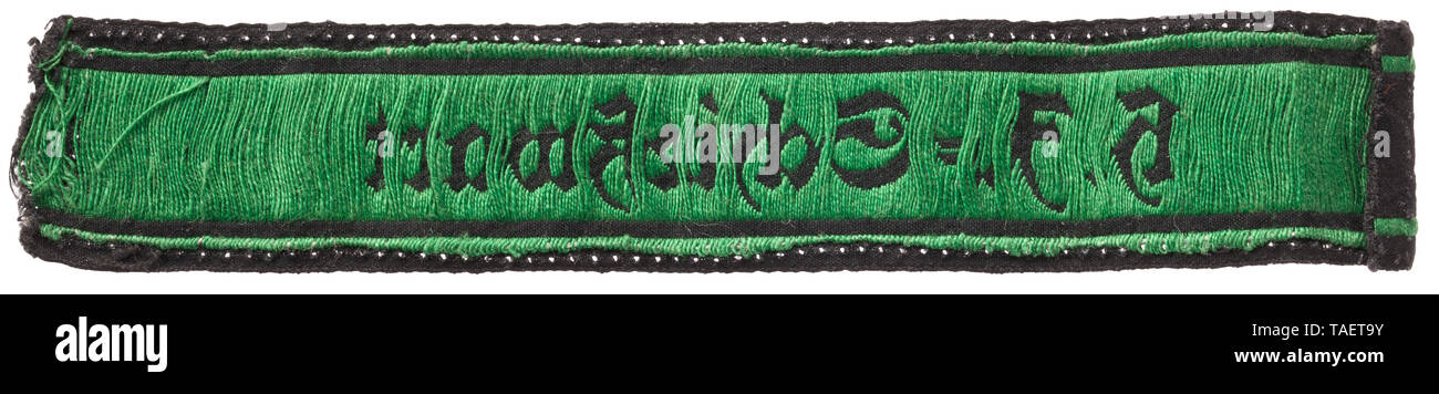 Un bracciale titolo "H.J.-Schießwart' Feines, schwarzes Stoffband mit grünem, stoffgesticktem Schriftzug in gotischen letteran und grünen, gestickten Randlitzen, rs. grüne Unterlage. Trage - und Altersspuren. Länge 11,5 cm. storica, storica del xx secolo, Additional-Rights-Clearance-Info-Not-Available Foto Stock