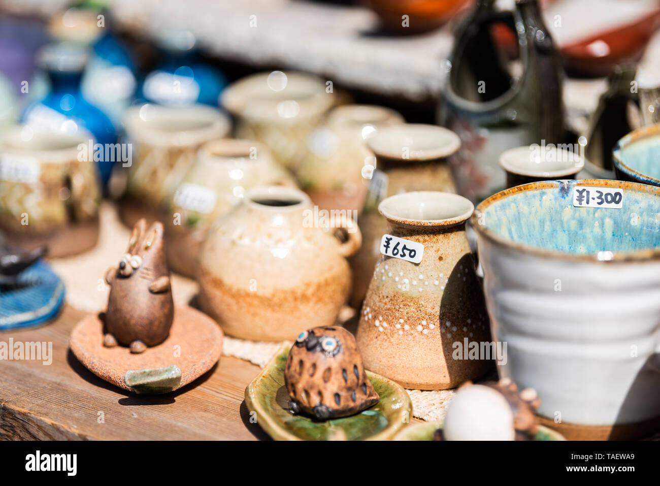 Nikko, Giappone - Aprile 4, 2019: Store display nella Prefettura di Tochigi vista dalla strada con ingrandimento di ceramica con prezzi e oggetti di origine animale Foto Stock