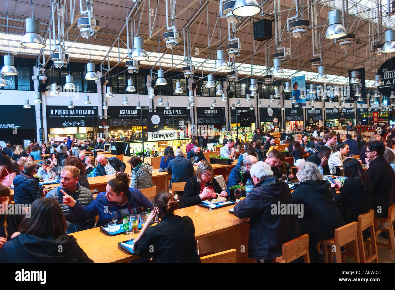 Lisbona, Portogallo - Marzo 29, 2018: persone cenare al Mercato alimentare di Mercado da Ribeira, volta a Lisbona Foto Stock