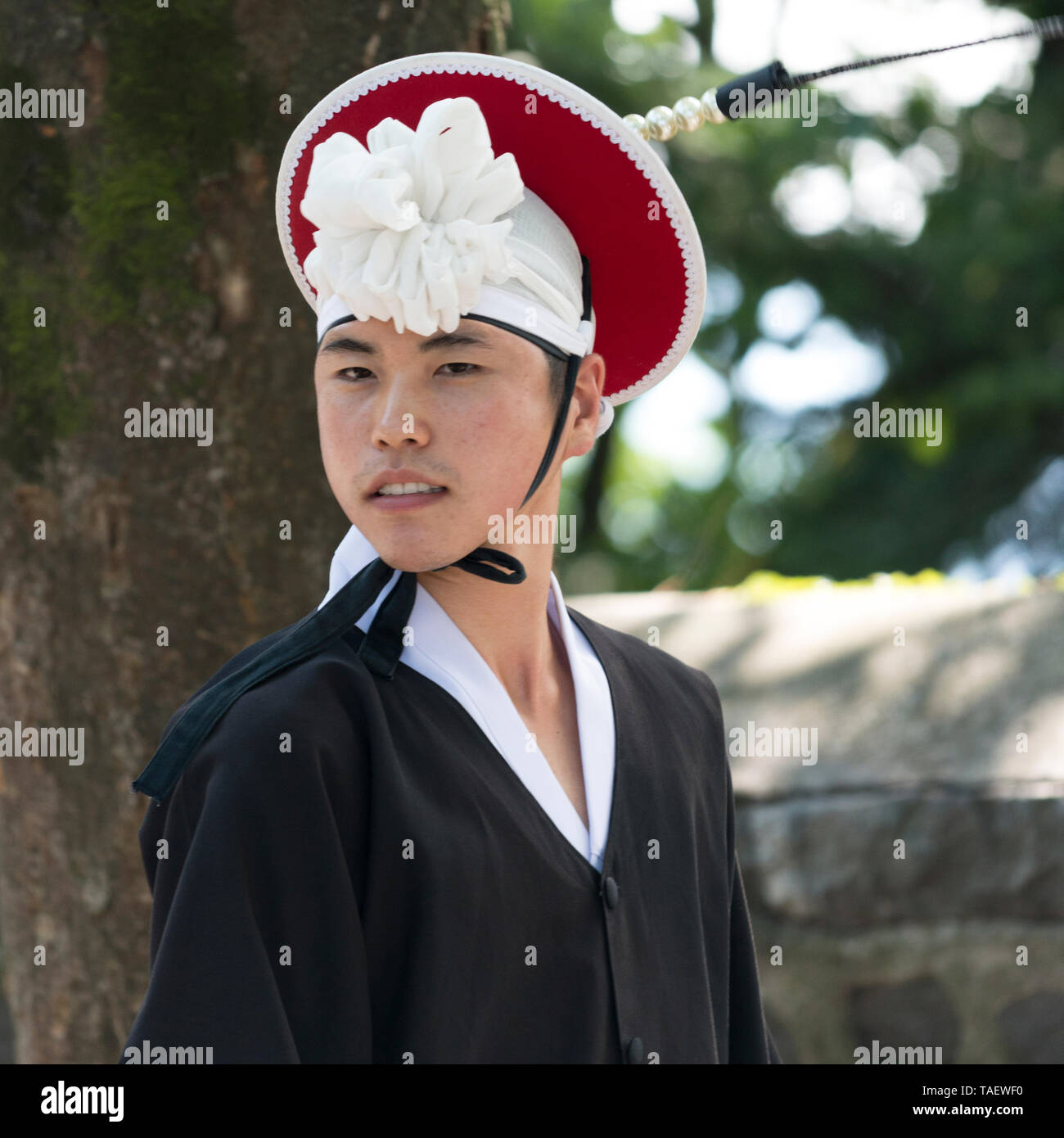 Close-up di un uomo nel tradizionale costume Coreano, Parco di Namsan, Monte Namsan, Seoul, Corea del Sud Foto Stock