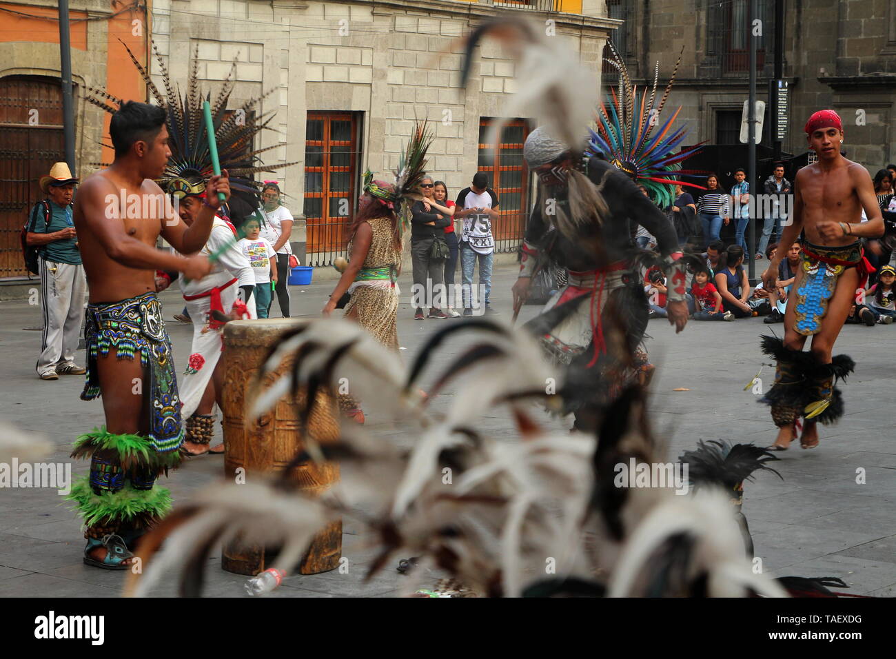 Aztec ballerini sullo Zocalo piazza di Città del Messico. Foto Stock