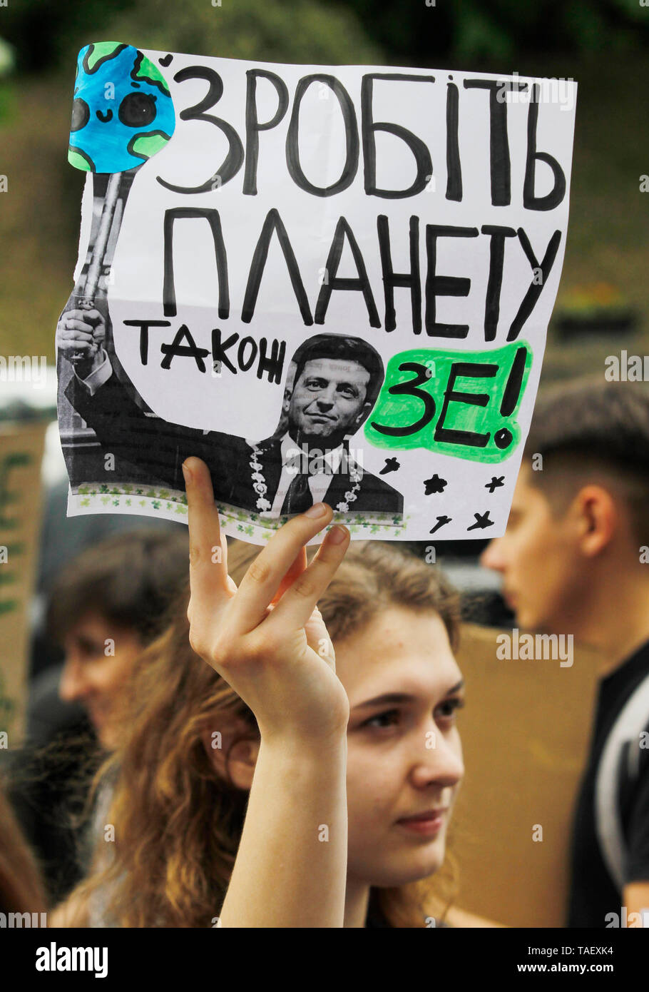 Un manifestante visto tenendo un cartello con una foto del nuovo Presidente ucraino Volodymyr Zelensky e dice che rendono il pianeta anche un Ze durante il clima di sciopero. Sciopero del clima come parte di una giornata mondiale di protesta studentesca, il venerdì per il futuro movimento che mira a scintilla leader del mondo in azione sul cambiamento climatico nelle vicinanze della Ukrainian gabinetto dei ministri a Kiev in Ucraina. Gli organizzatori si aspettano più di un milione di giovani in tutto il mondo a unirsi a protestare contro il riscaldamento globale. Foto Stock