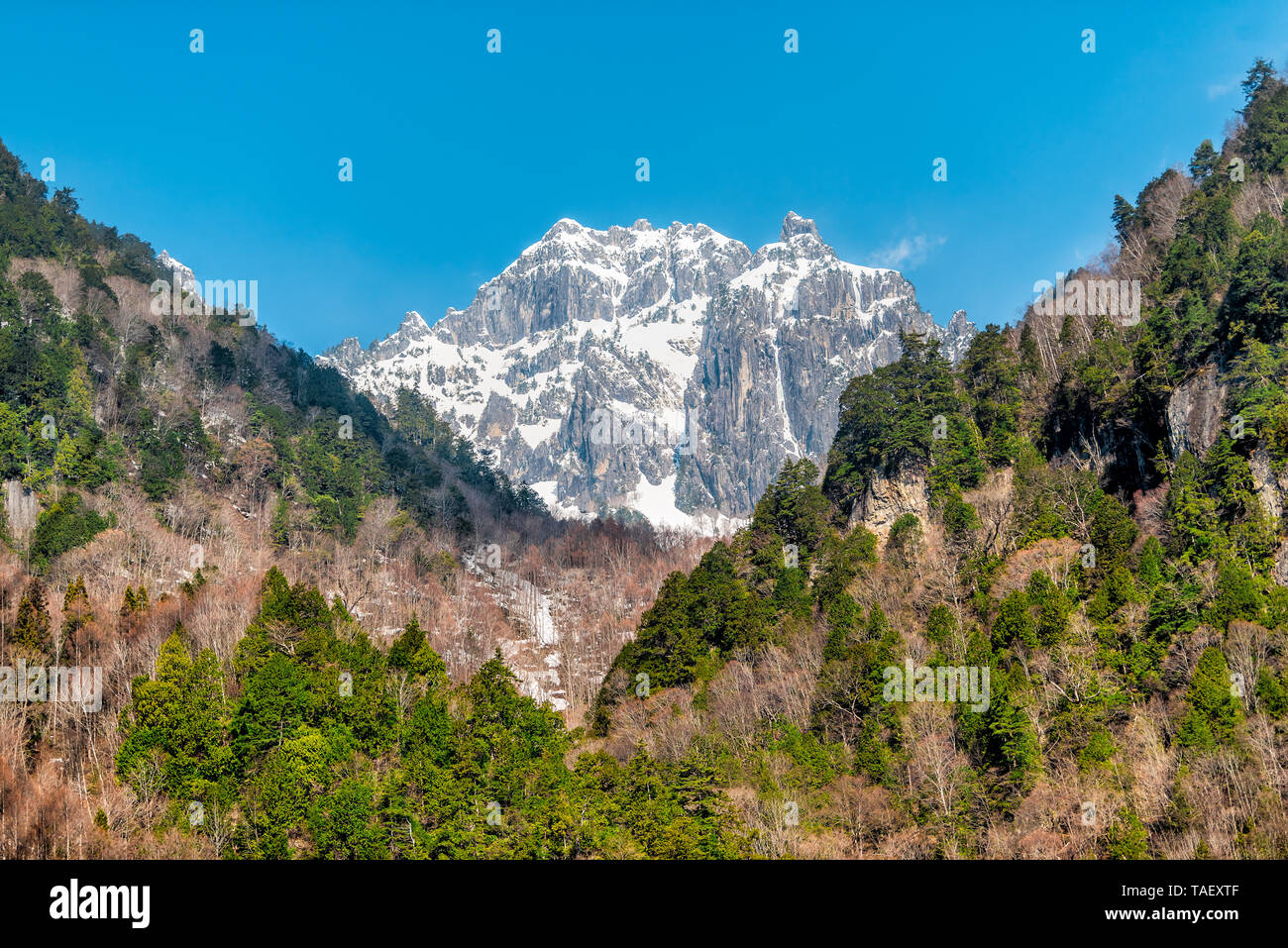 Montagna con neve in villaggi Okuhida Shinhotaka teleferica nella Prefettura di Gifu, Giappone park con cielo blu sulla soleggiata giornata di primavera Foto Stock