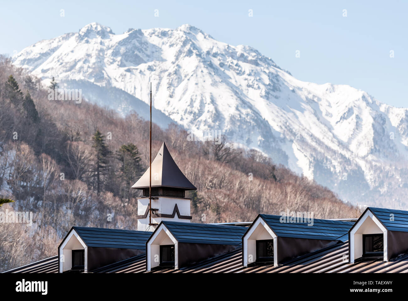 Takayama, Giappone montagna con neve in funivia Shinhotaka funivia vista nella Prefettura di Gifu park sulla giornata di primavera con architettura building Foto Stock