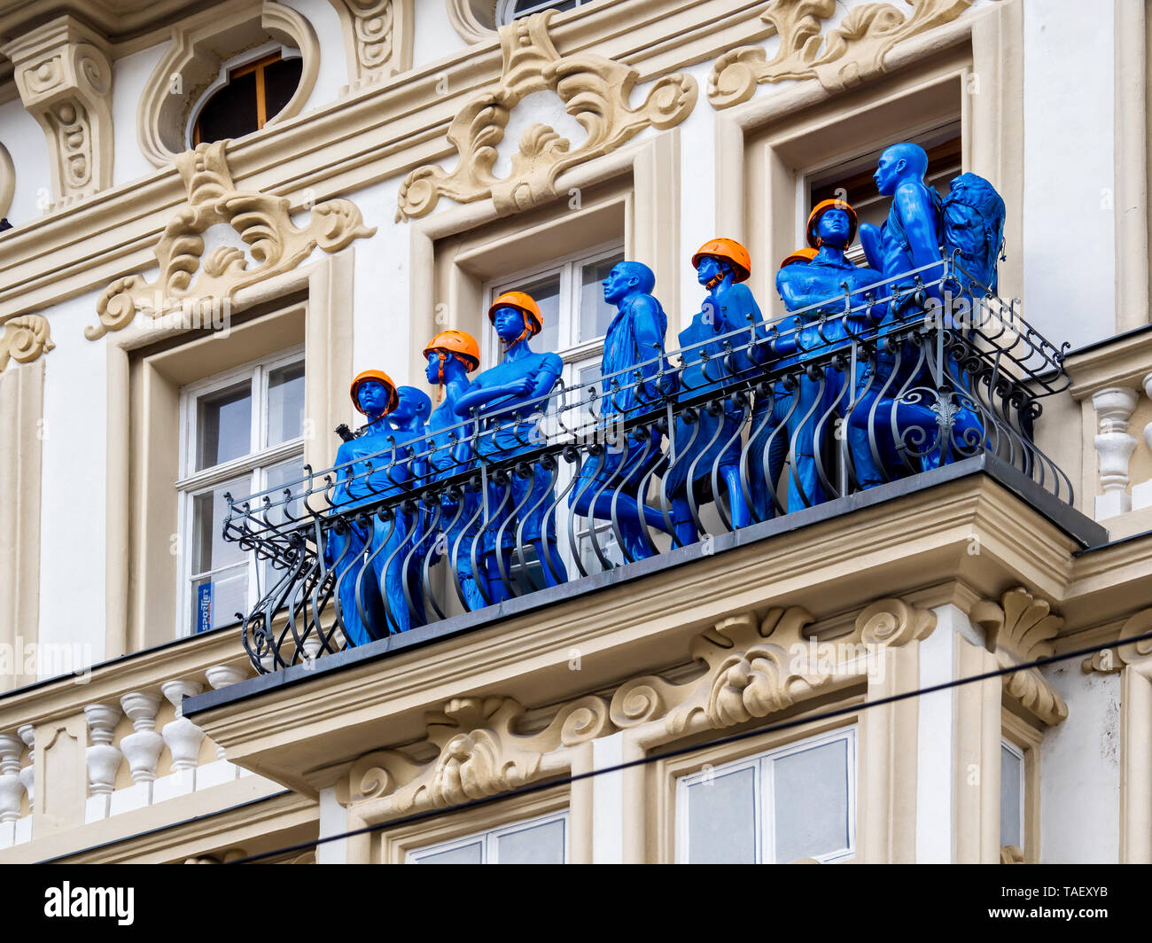 Innsbruck, Austria, 07/10/2017: Blu manichini di costruttori in piedi sul balcone dell'edificio ristrutturato in Innsbruck Foto Stock