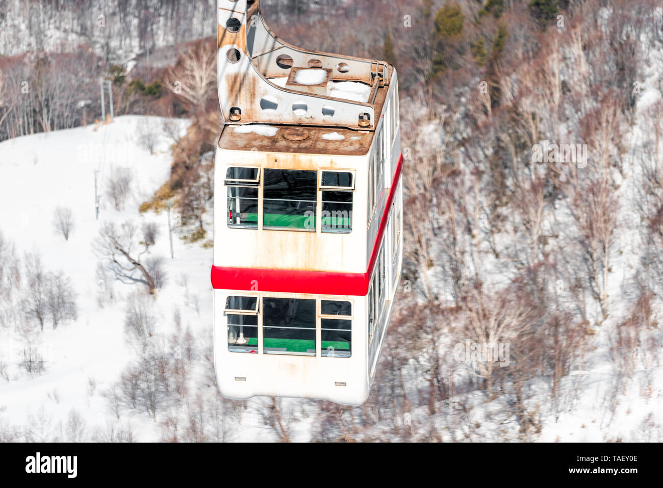 Takayama, Giappone montagna con neve e auto closeup in funivia Shinhotaka vista nella Prefettura di Gifu park sulla giornata di primavera Foto Stock