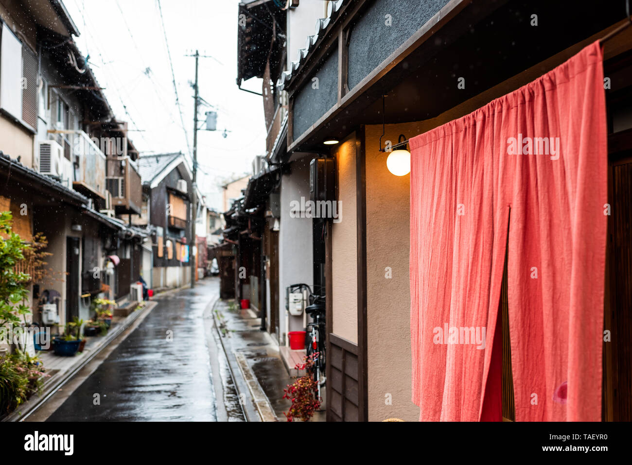 Kyoto quartiere residenziale in primavera con la pioggia e nessuno in aprile in Giappone con tende ingresso dell' hotel Foto Stock