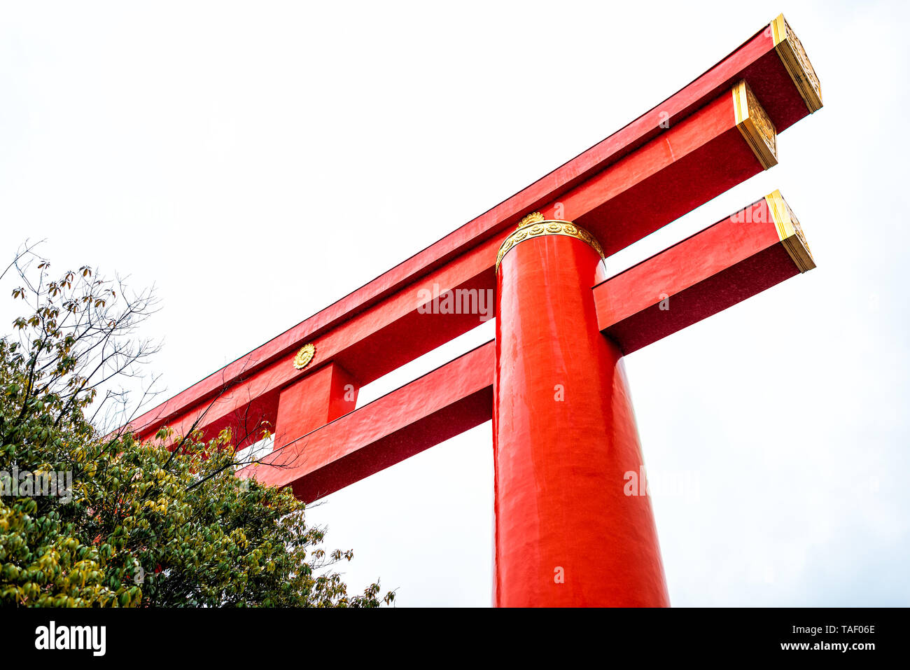 Kyoto, Giappone Jingu rosso Torii Gate da Okazaki park durante il giorno isolato a basso angolo closeup vista con cielo nuvoloso e nessuno Foto Stock