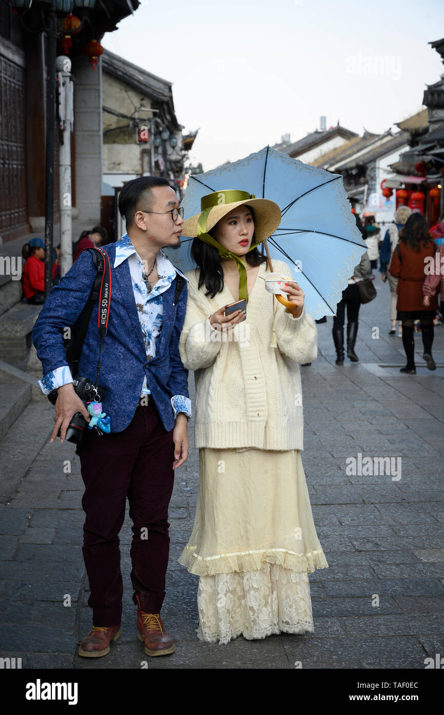 I turisti cinesi nella storica città di Dali, Yunnan, Cina Foto Stock