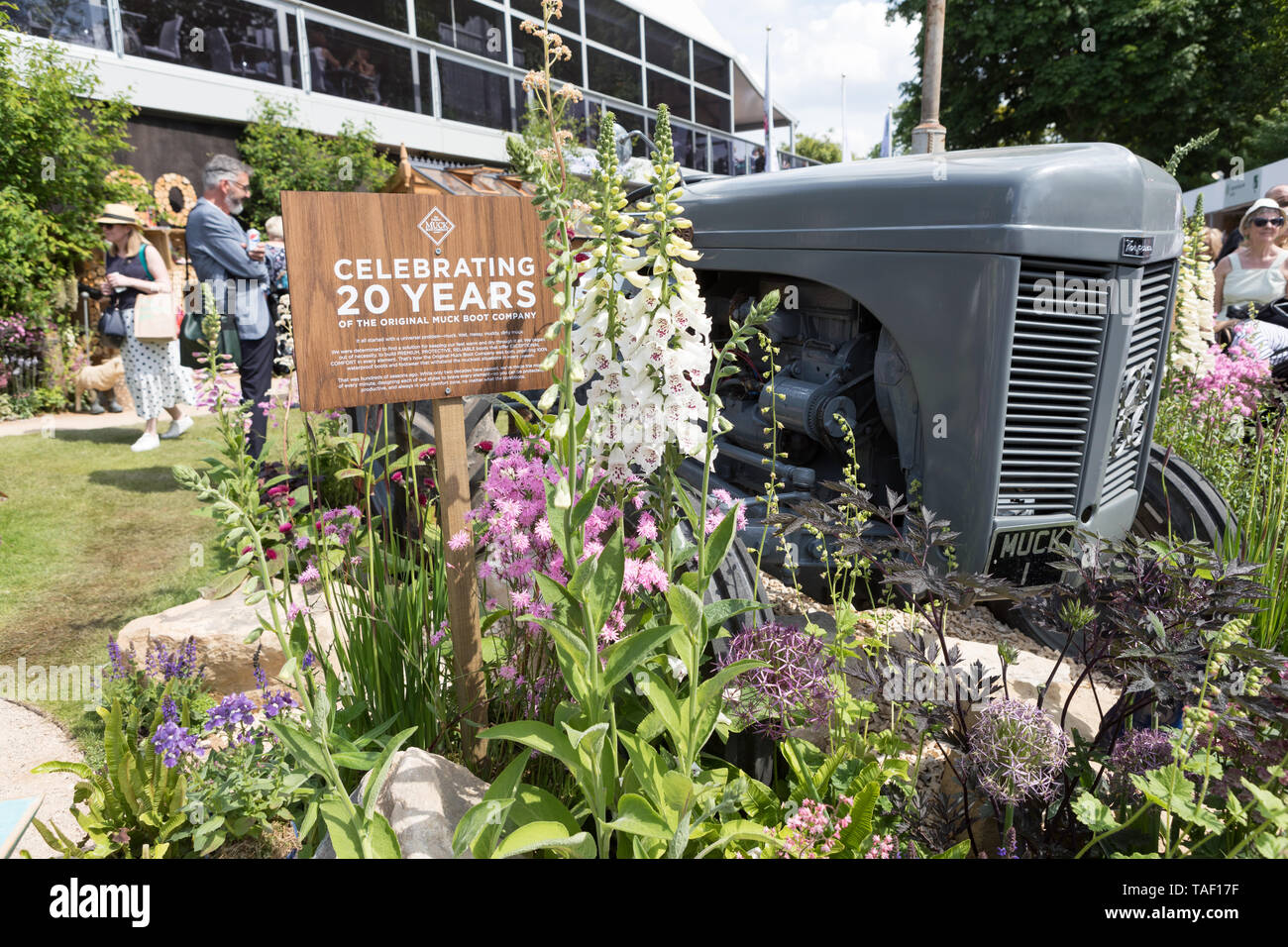 Aggiungere Muckboots con trattore Ferguson Chelsea Flower Show 2019 Londra Foto Stock