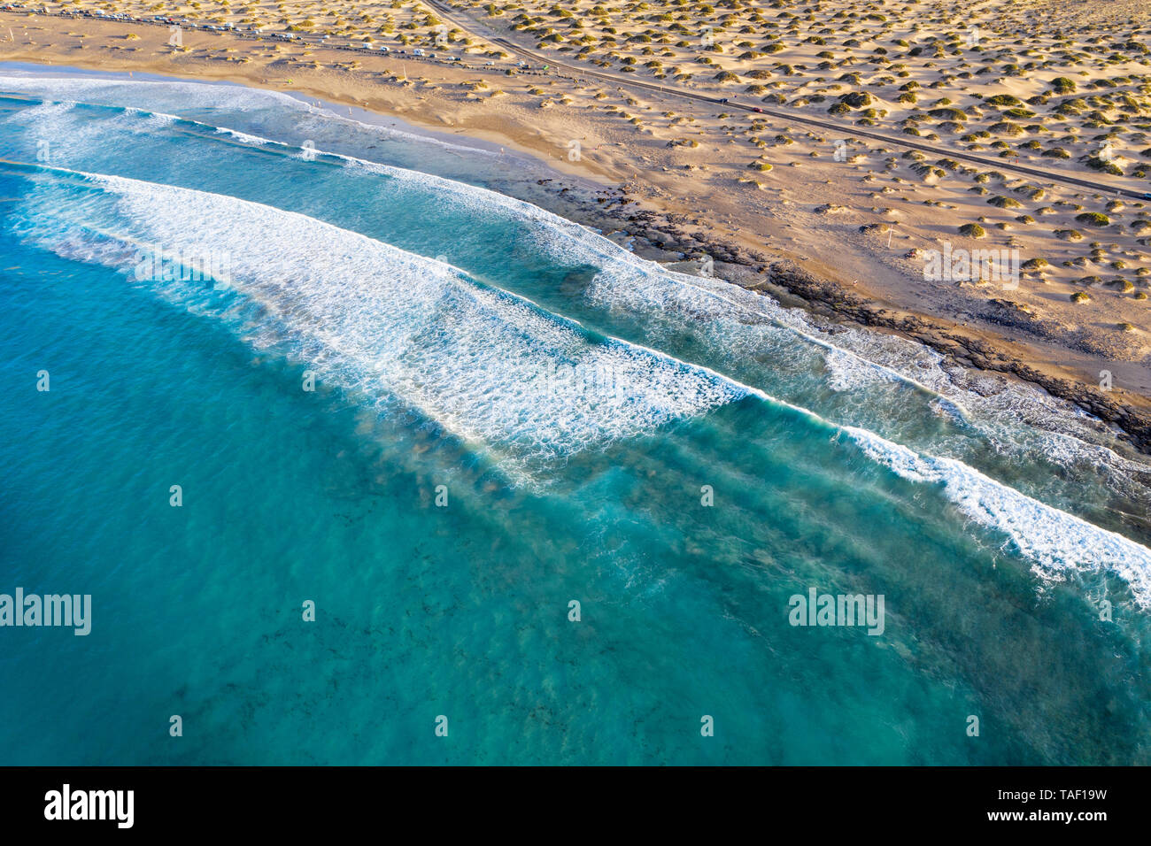 Spagna Isole Canarie Lanzarote, Caleta de Famara, Playa de Famara, onde sulla spiaggia sabbiosa, vista aerea Foto Stock
