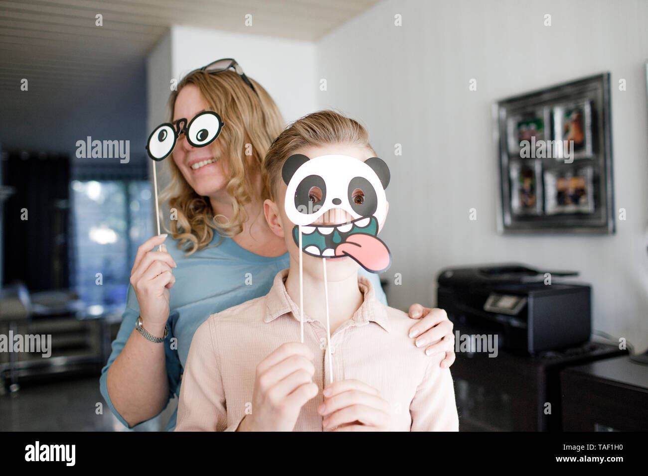 La madre e il figlio a giocare con le maschere di carnevale Foto Stock