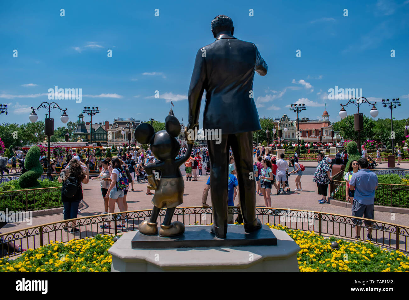 Orlando, Florida. Maggio 16, 2019. Vista del partner statua questa statua di Walt Disney e Mickey Mouse è posizionato nella parte anteriore del Castello di Cenerentola in Ma Foto Stock