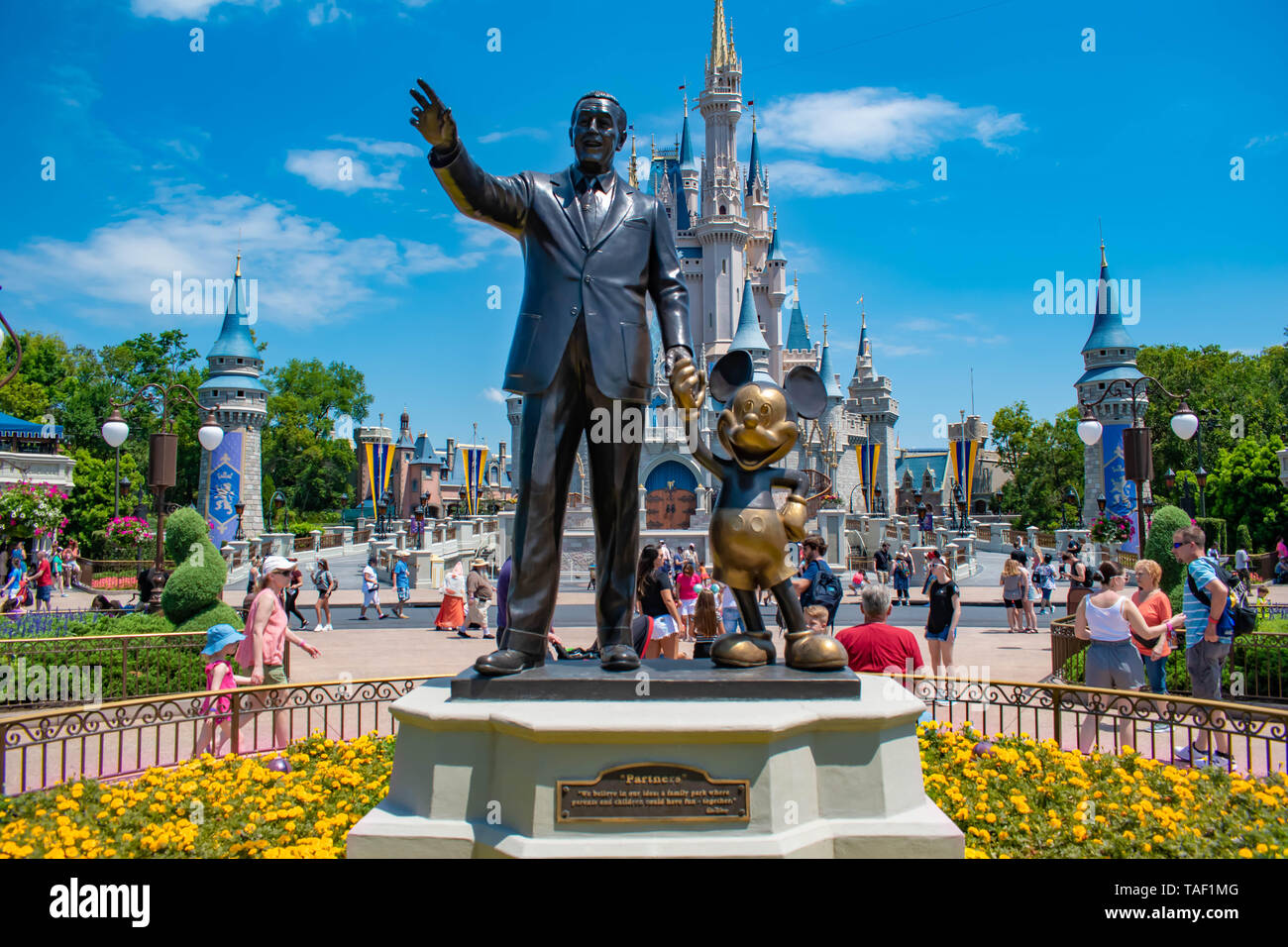 Orlando, Florida. Maggio 16, 2019. Vista del partner statua questa statua di Walt Disney e Mickey Mouse è posizionato nella parte anteriore del Castello di Cenerentola in Ma Foto Stock