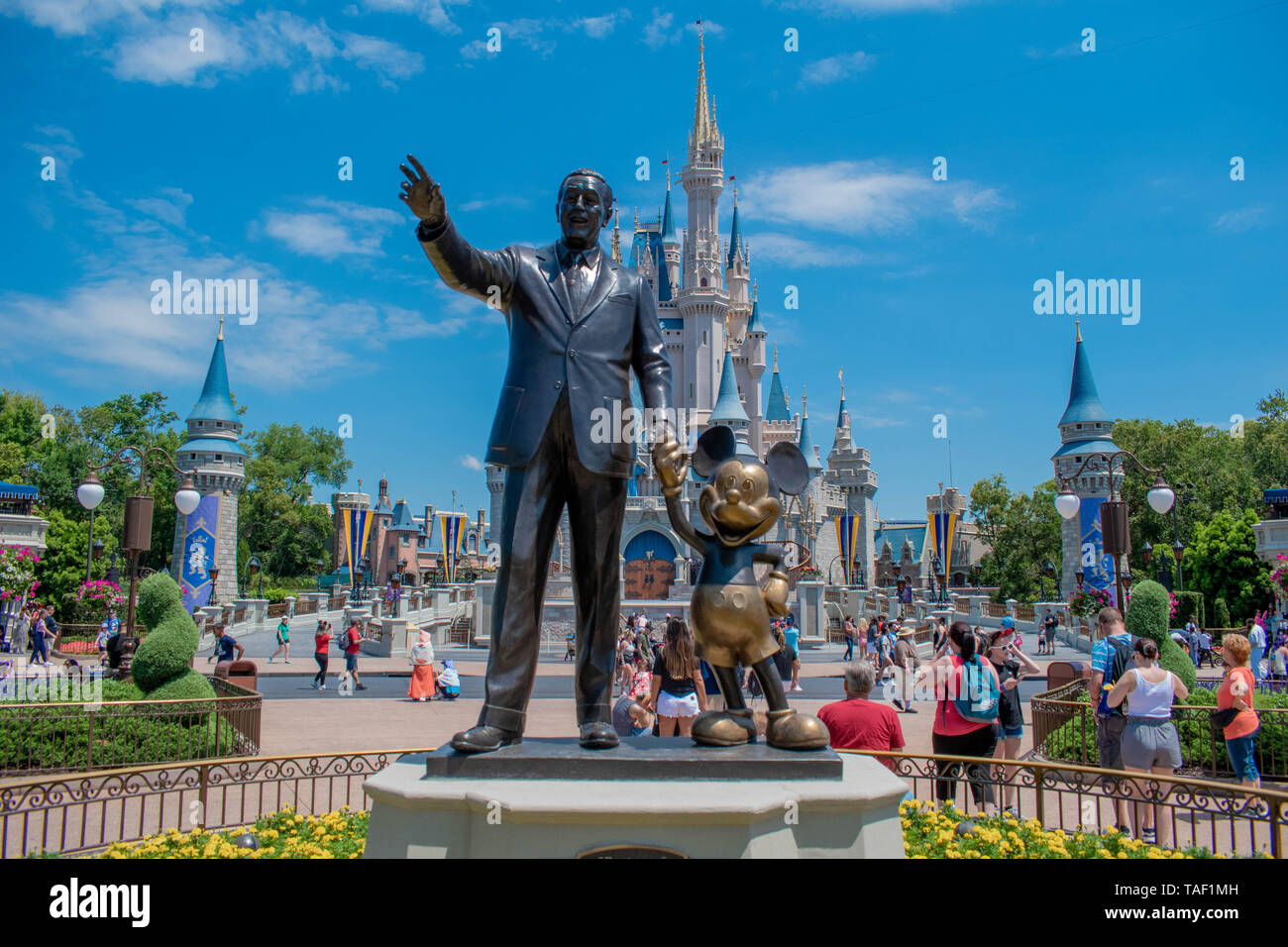 Orlando, Florida. Maggio 16, 2019. Vista del partner statua questa statua di Walt Disney e Mickey Mouse è posizionato nella parte anteriore del Castello di Cenerentola in Ma Foto Stock