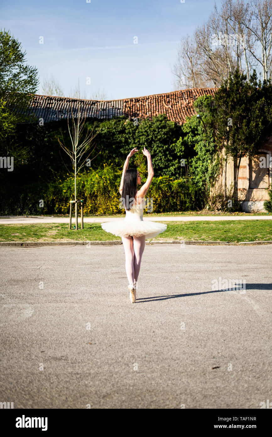 L'Italia, Verona, Ballerina Dancing in the city Foto Stock