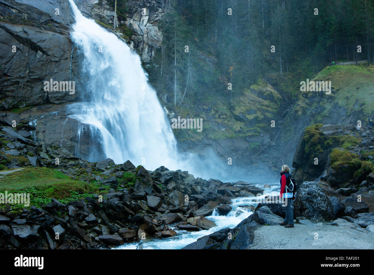 Austria, Alti Tauri Parco Nazionale, senior donna presso le cascate Krimml Foto Stock