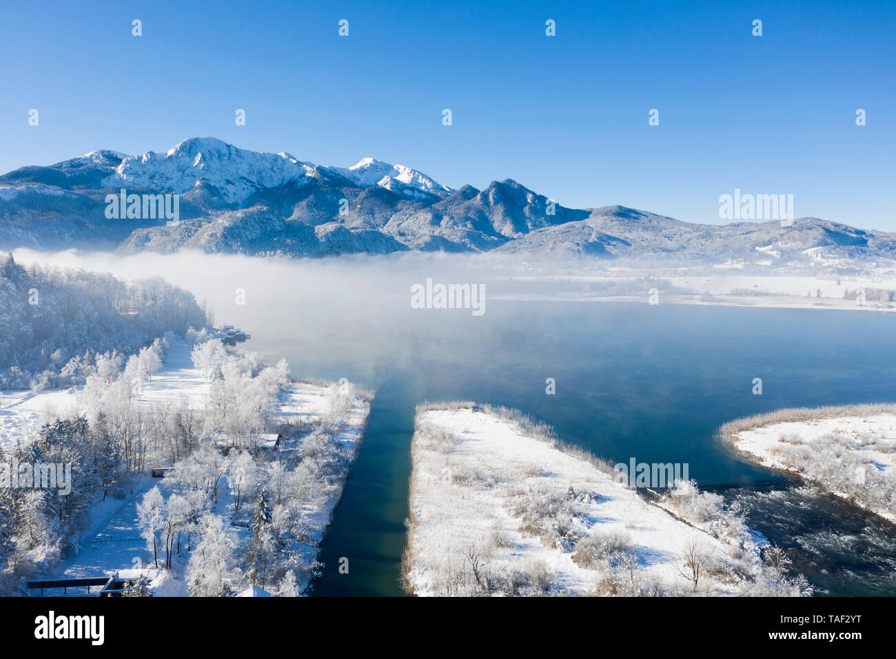 In Germania, in Baviera, Kochel, vista aerea del Lago di Kochel in inverno, in backgrund Herzogstand e Heimgarten Foto Stock