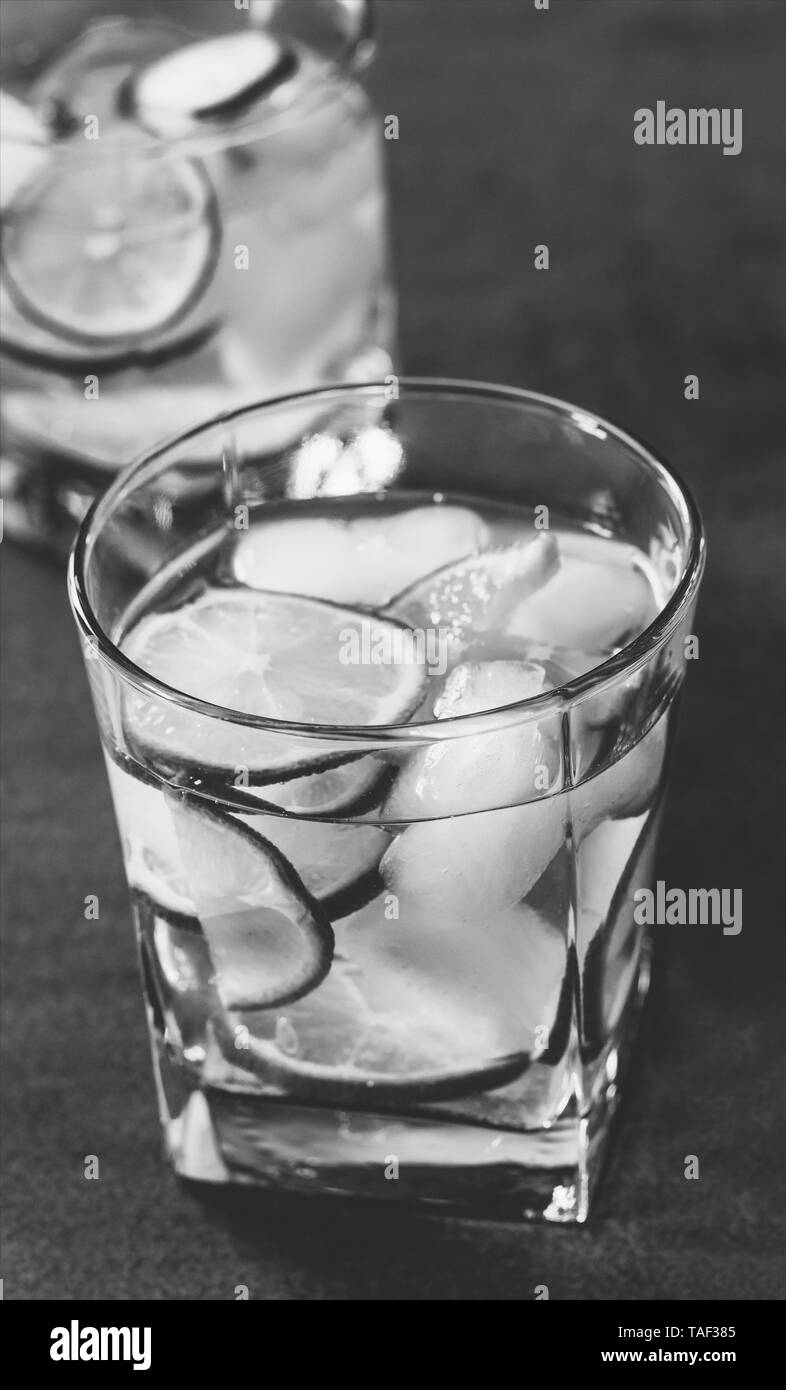Brasiliano caipirinha cocktail, cachaça, zucchero e calce, foto in bianco e nero Foto Stock