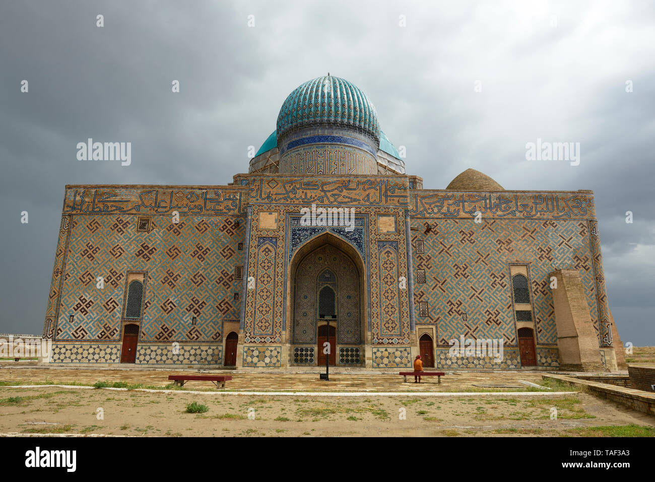 Il vecchio donna seduta davanti al mausoleo di Khoja Ahmed Yasawi nel Turkestan, Kazakistan. Foto Stock