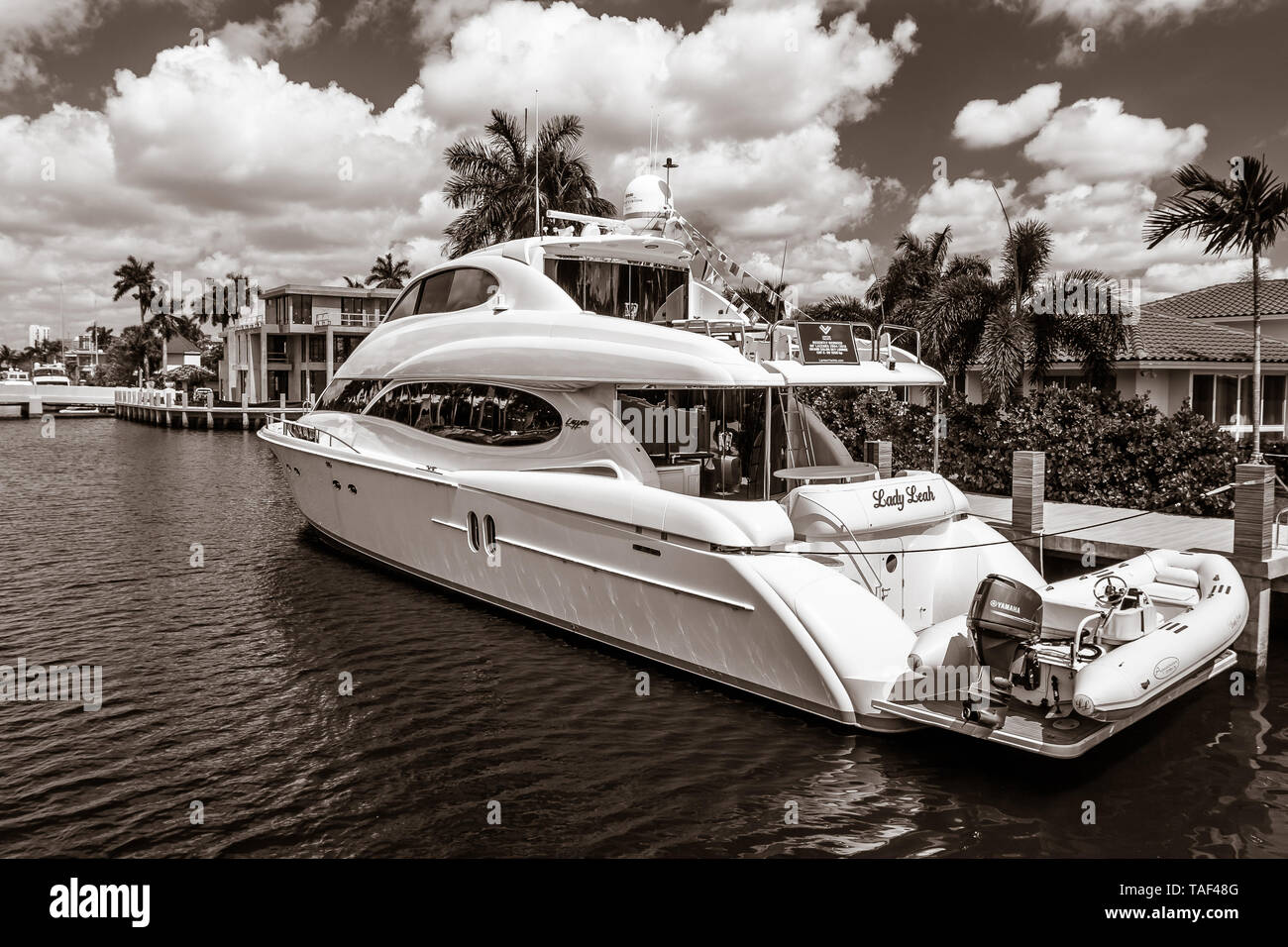 Fort Lauderdale, FL, 5/17/2019: Privato di yacht di lusso è ancorata in corrispondenza di una casa privata su Las Olas Boulevard. Foto Stock