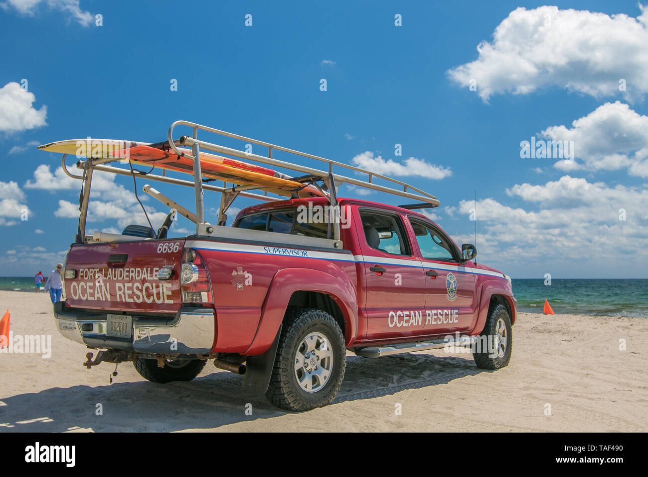 Fort Lauderdale, FL, 5/17/2019: Ocean Rescue pickup truck sorge sulla spiaggia. Foto Stock