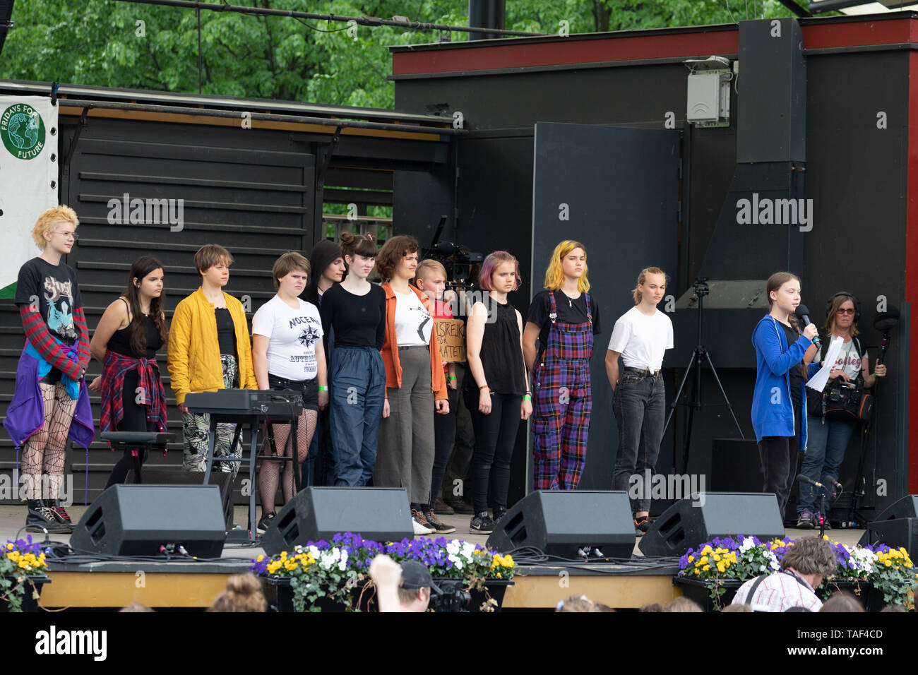 Stoccolma, Svezia. 24 Maggio, 2019. 16-anno-vecchio clima svedese Greta attivista Thunberg dimostrando a Stoccolma il venerdì. Con i compagni di contestatori. Foto Stock
