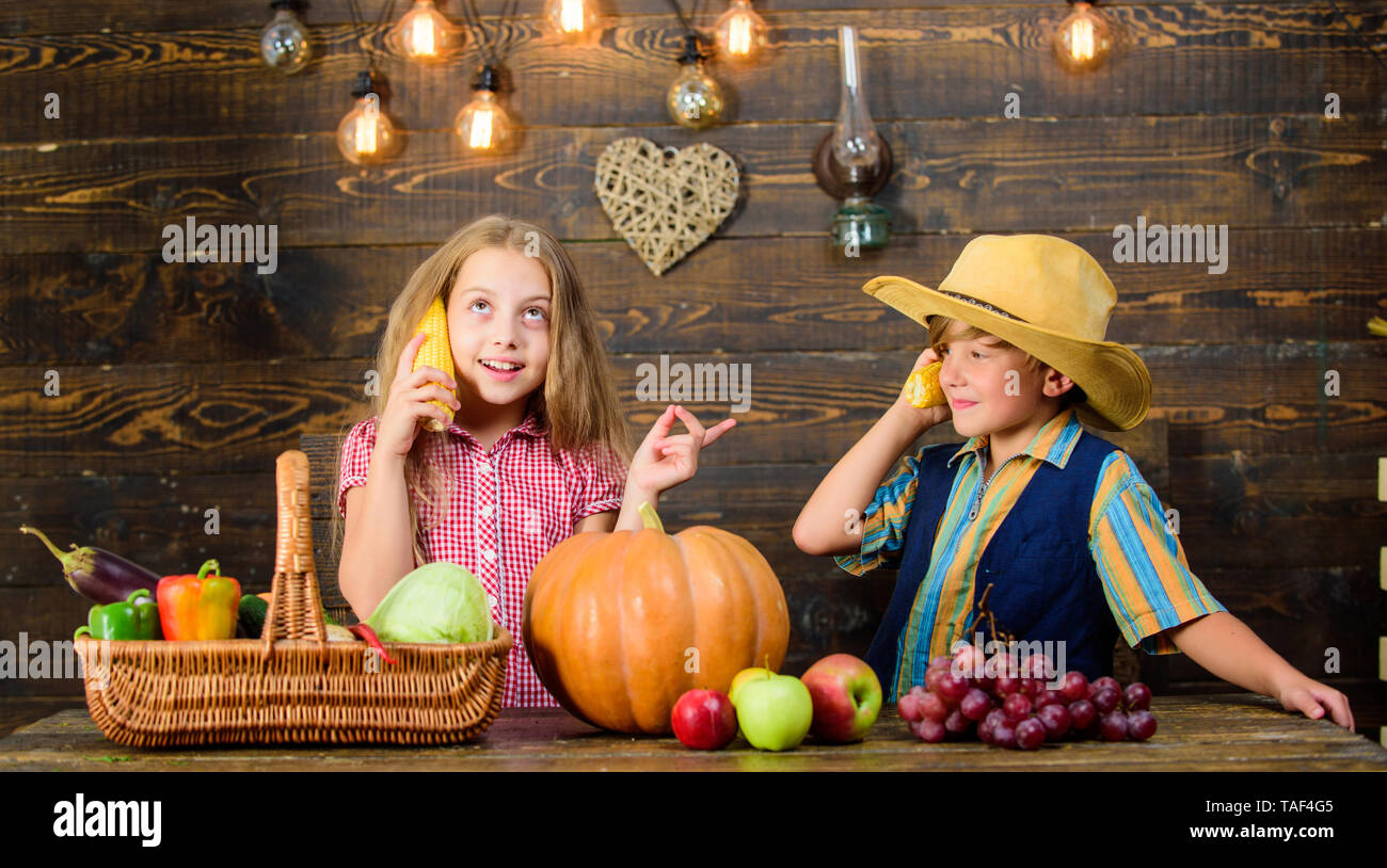 Bambini presentando farm raccolto lo sfondo di legno. Motivi per cui ogni bambino dovrebbe sperimentare l'agricoltura. Responsabile per il daily farm faccende. Gli agricoltori per bambini ragazza ragazzo verdure raccolto. Azienda agricola a conduzione familiare. Foto Stock