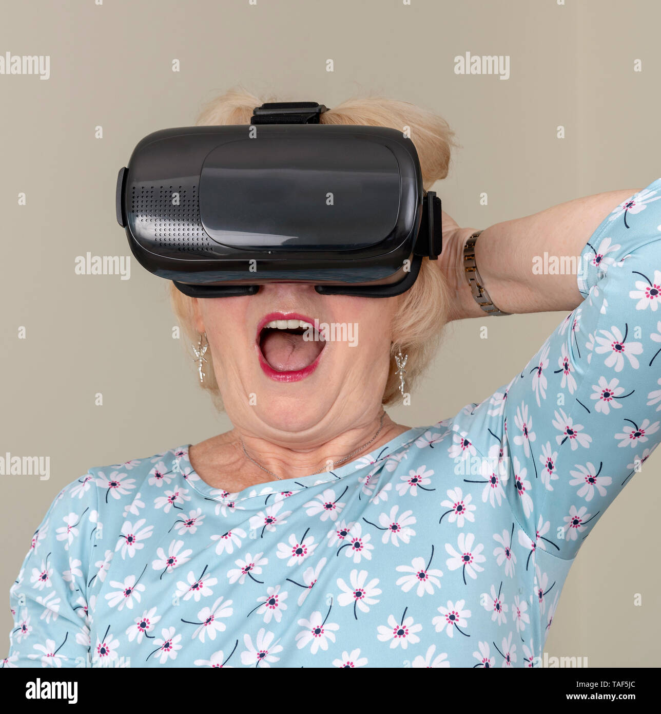 Portsmouth Regno Unito, maggio 2019. Donna anziana divertirsi indossando la realtà virtuale gli occhiali di protezione Foto Stock