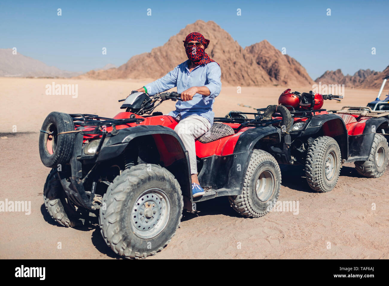 Senior uomo alla guida di moto quad nel deserto del Sinai. Felice tourist avendo divertimento durante l'estate vacationin Egitto Foto Stock