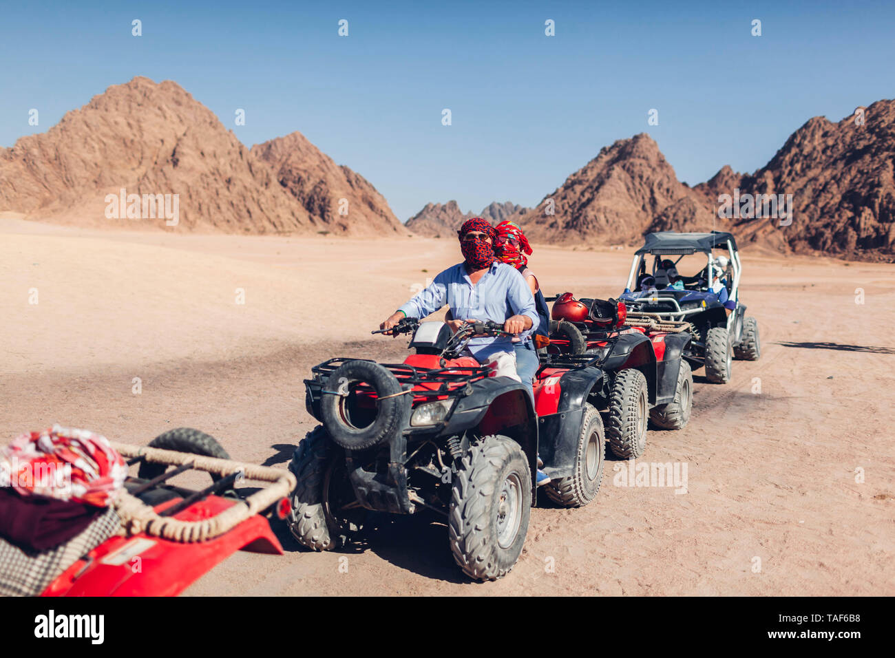 L'uomo e sua figlia la guida moto quad nel deserto del Sinai. La famiglia felice avendo divertimento durante le vacanze estive in Egitto Foto Stock
