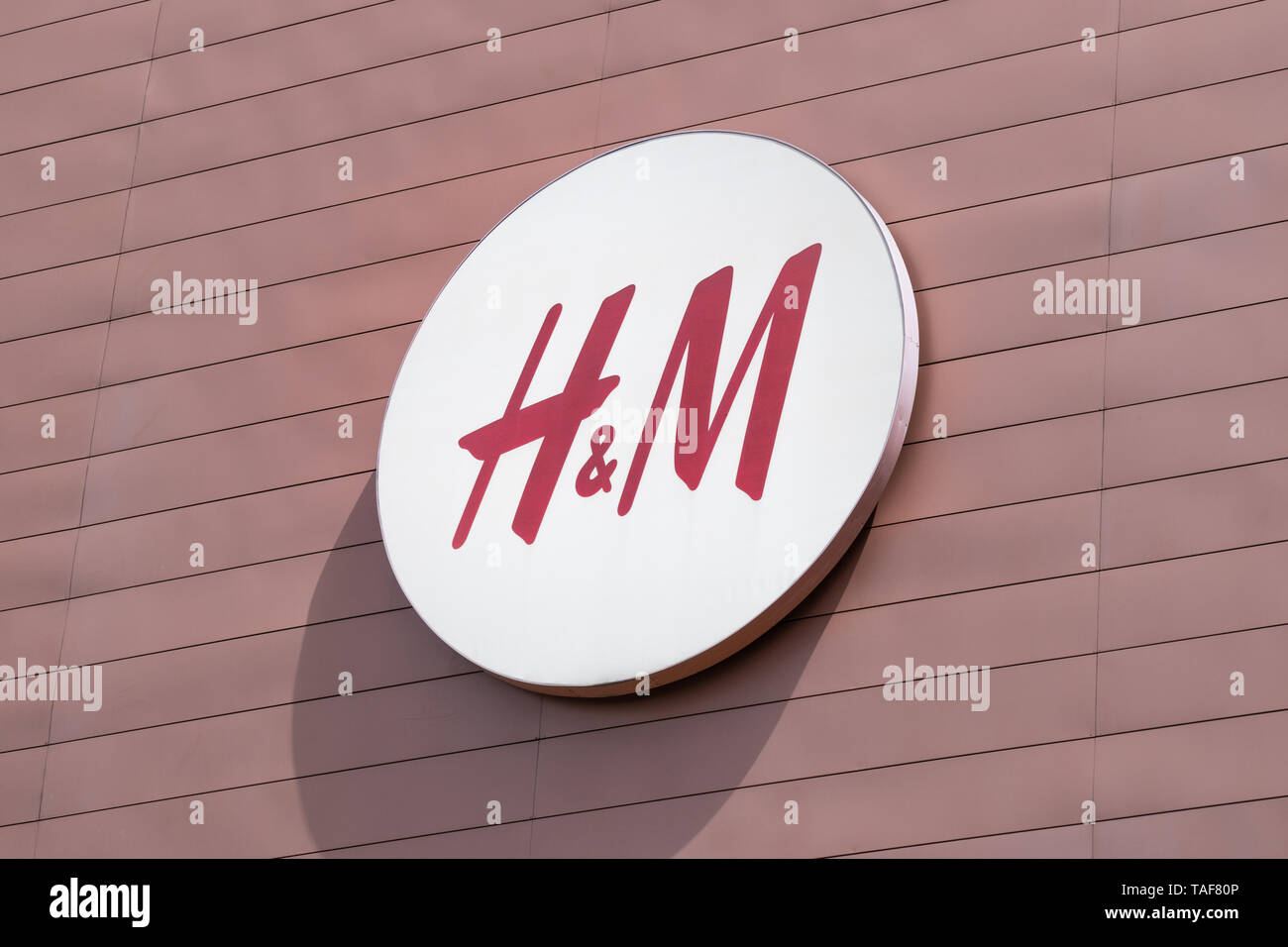 La Galizia, Spagna; 23 maggio 2019: HM segno su shopping mall facciata. La moda del consumismo Foto Stock