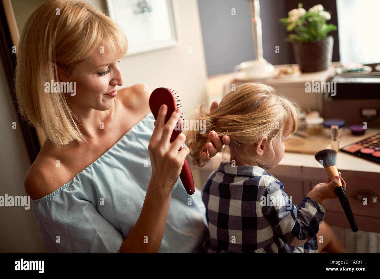 Madre di spazzole per capelli carino bambino femmina Foto Stock