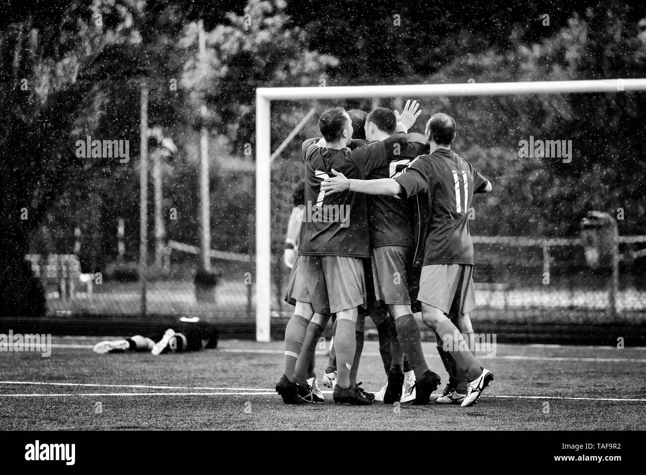 Roma, Italia - 19 Maggio 2019: esultanza di un gruppo di giocatori di fronte alla meta avversaria, immediatamente dopo un goal. Il portiere si trova su t Foto Stock