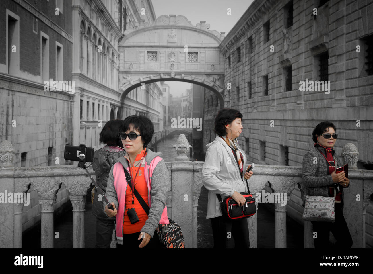 I turisti pongono per selfie foto di fronte al Ponte dei Sospiri a Venezia, Italia. Foto Stock