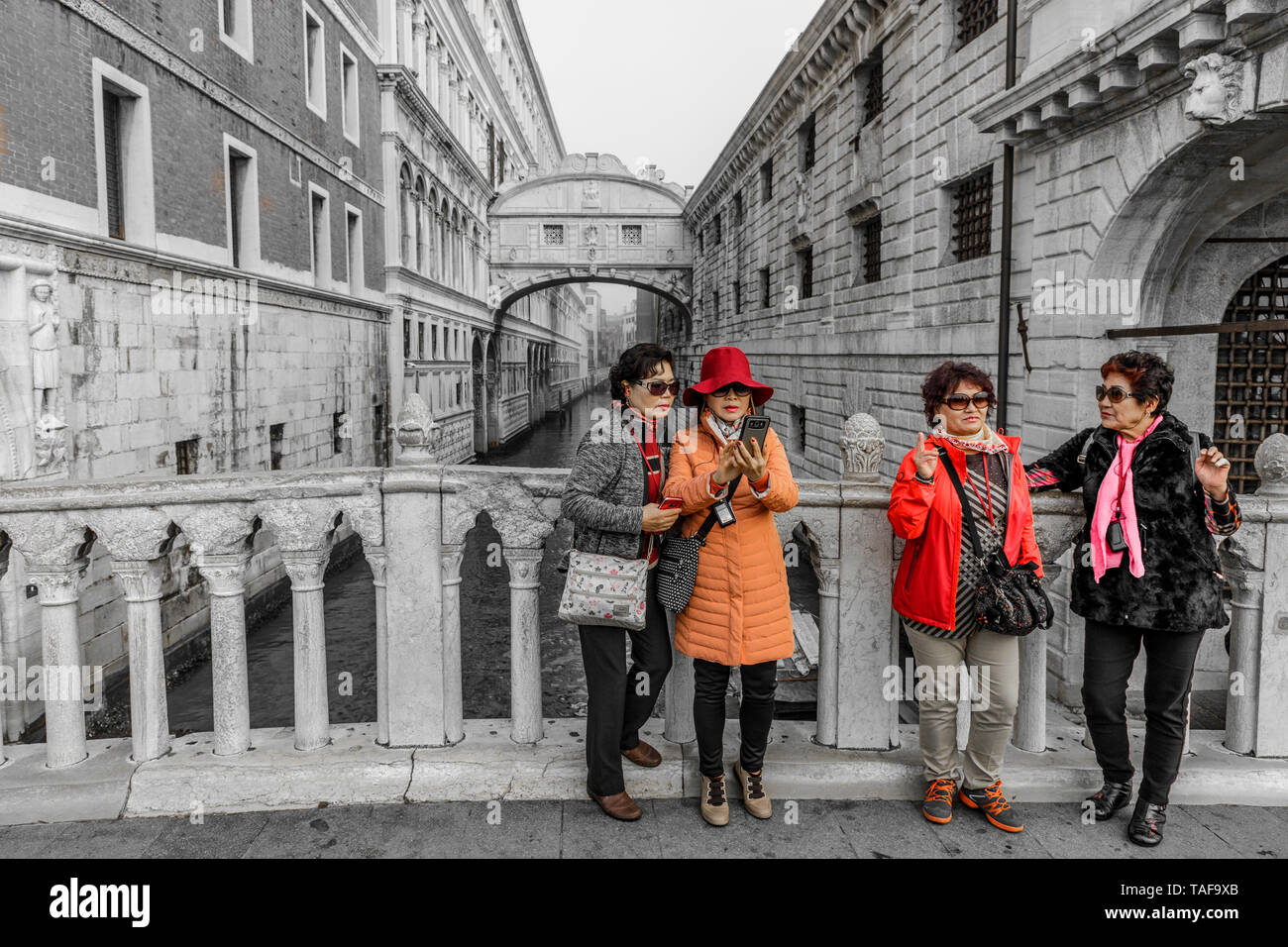 I turisti pongono per selfie foto di fronte al Ponte dei Sospiri a Venezia, Italia. Foto Stock