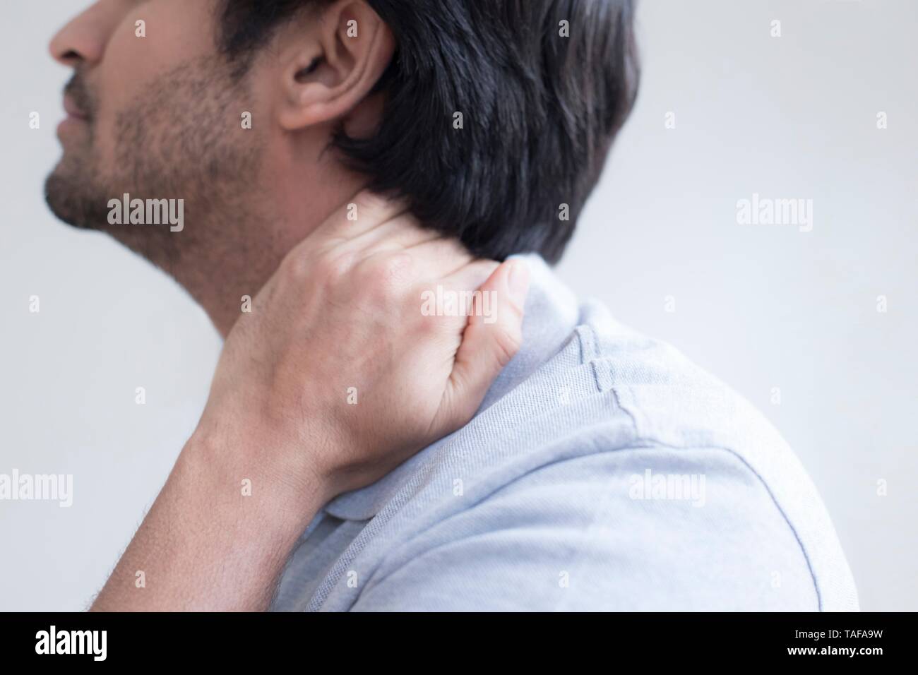 Uomo di toccare il suo collo nel dolore Foto Stock