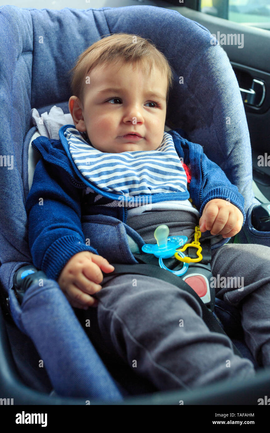 Carino ragazzo in auto di sicurezza sedile con cintura di sicurezza  protezione bloccata Foto stock - Alamy