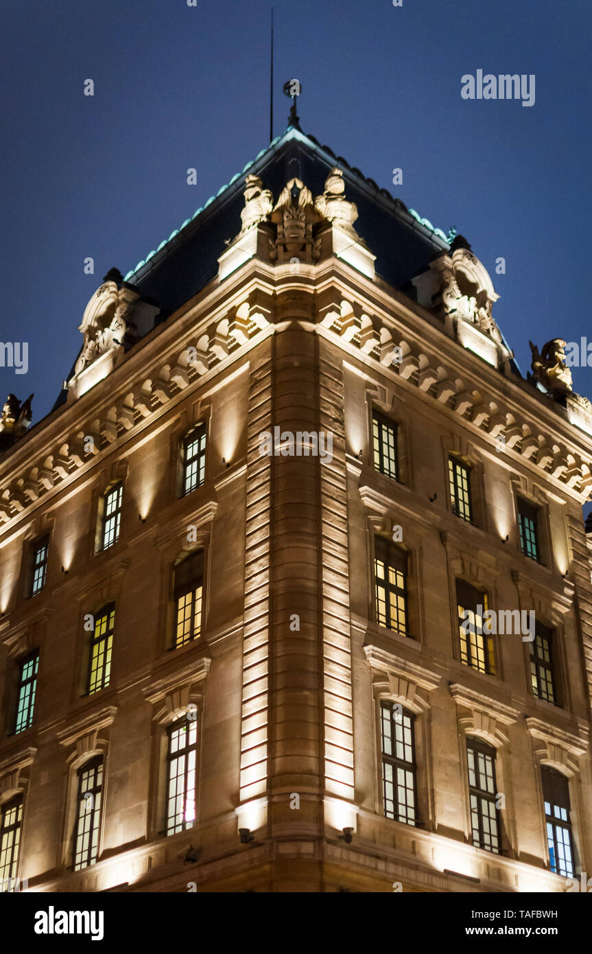 Superba facciata parigina di edificio architettonico di notte a Parigi Francia Foto Stock