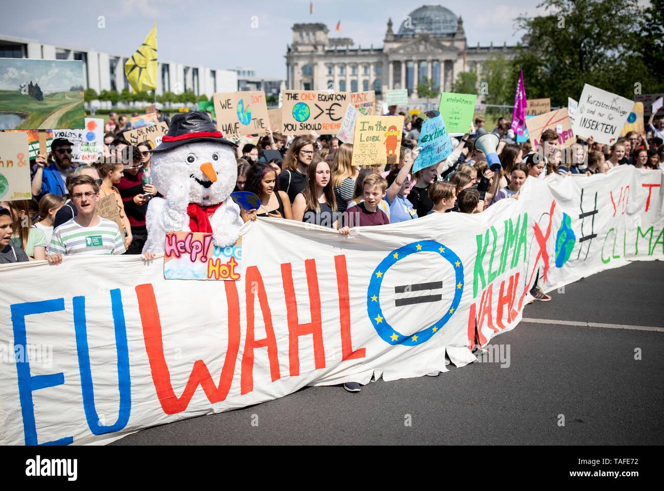 Berlino, Germania. 24 Maggio, 2019. Gli studenti dimostrano con manifesti di protesta durante il venerdì per il futuro - clima colpisce al Bundestag per l' attuazione del Mondiale di Parigi accordo sul clima. La chiamata per le dimostrazioni è stata fatta anche contro lo sfondo della corrente elezioni europee. Credito: Kay Nietfeld/dpa/Alamy Live News Foto Stock