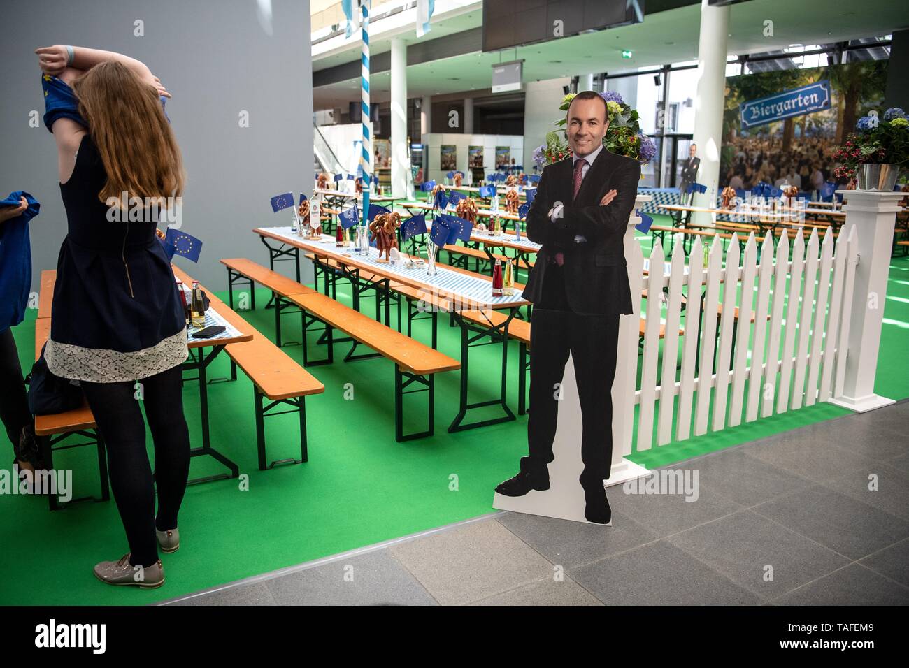24 maggio 2019, Baviera Monaco di Baviera: un supporto di cartone del top candidato per le elezioni europee, Weber, è in procinto di avviare il giunto rally finale dell'EVP, CDU e CSU nell'area d'ingresso. Foto: Sina Schuldt/dpa Foto Stock