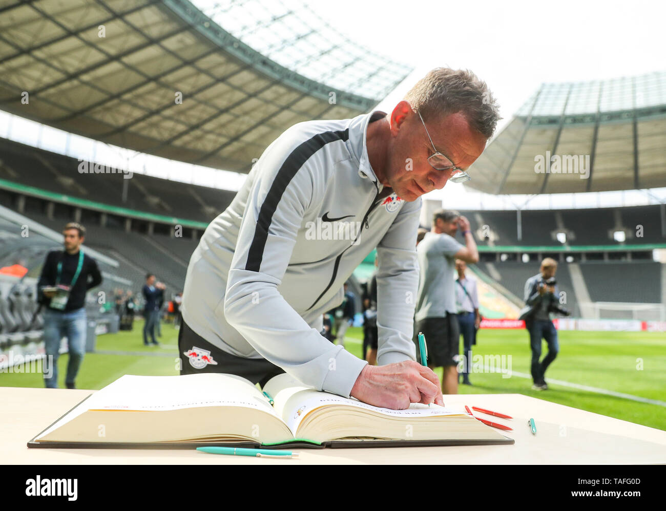 Berlino, Germania. 24 Maggio, 2019. Calcio: prima di DFB Cup finale, RB Leipzig - FC Bayern Monaco allo Stadio Olimpico. Lipsia si è trainer e direttore sportivo Ralf Rangnick segni dello stadio prenota. Credito: Jan Woitas/dpa-Zentralbild/dpa/Alamy Live News Foto Stock