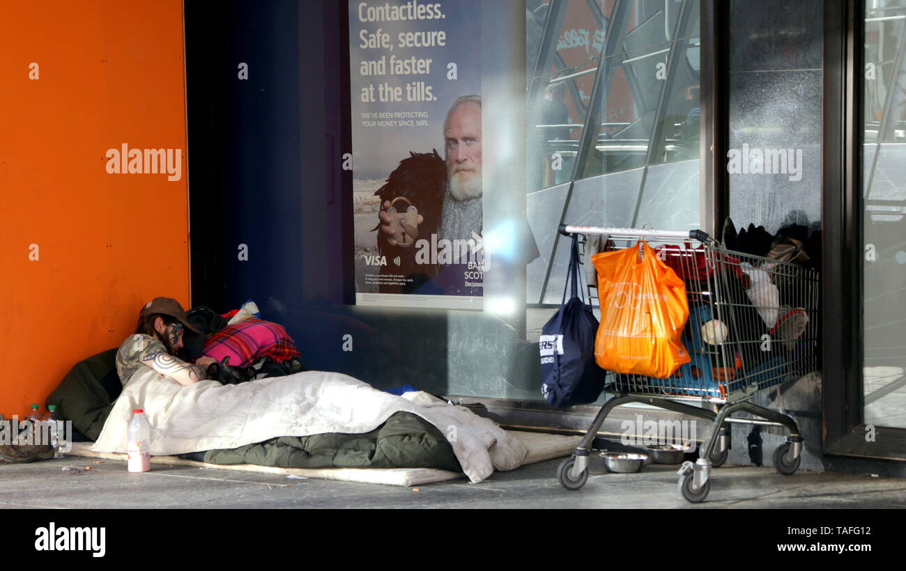 Glasgow, Scotland, Regno Unito XXIV Maggio, 2019. Regno Unito Meteo: giornata di sole ha visto la gente del posto fuori a godersi il tempo nelle strade come i senzatetto hanno goduto di un giorno più facile in ombra nel centert della città. Gerard Ferry/Alamy Live News Foto Stock