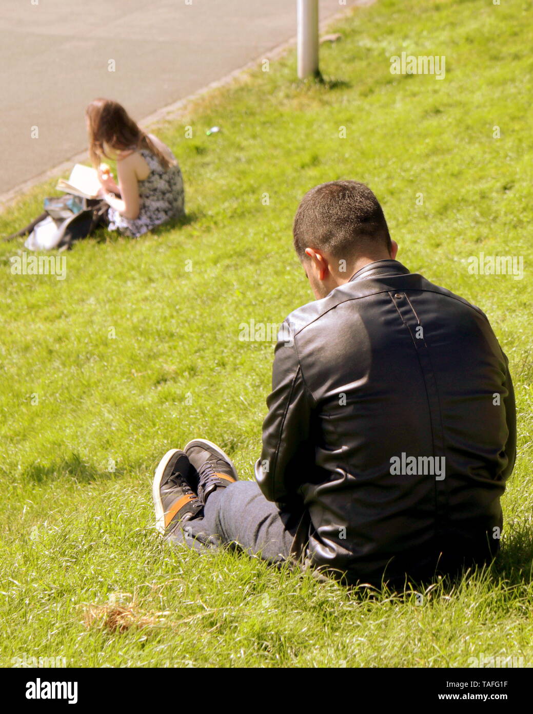 Glasgow, Scotland, Regno Unito XXIV Maggio, 2019. Regno Unito Meteo: giornata di sole ha visto la gente del posto fuori a godersi il tempo nelle strade della città come persone hanno svolto sulle aree verdi del Clyde marciapiede accanto al fiume Clyde. Gerard Ferry/Alamy Live News Foto Stock