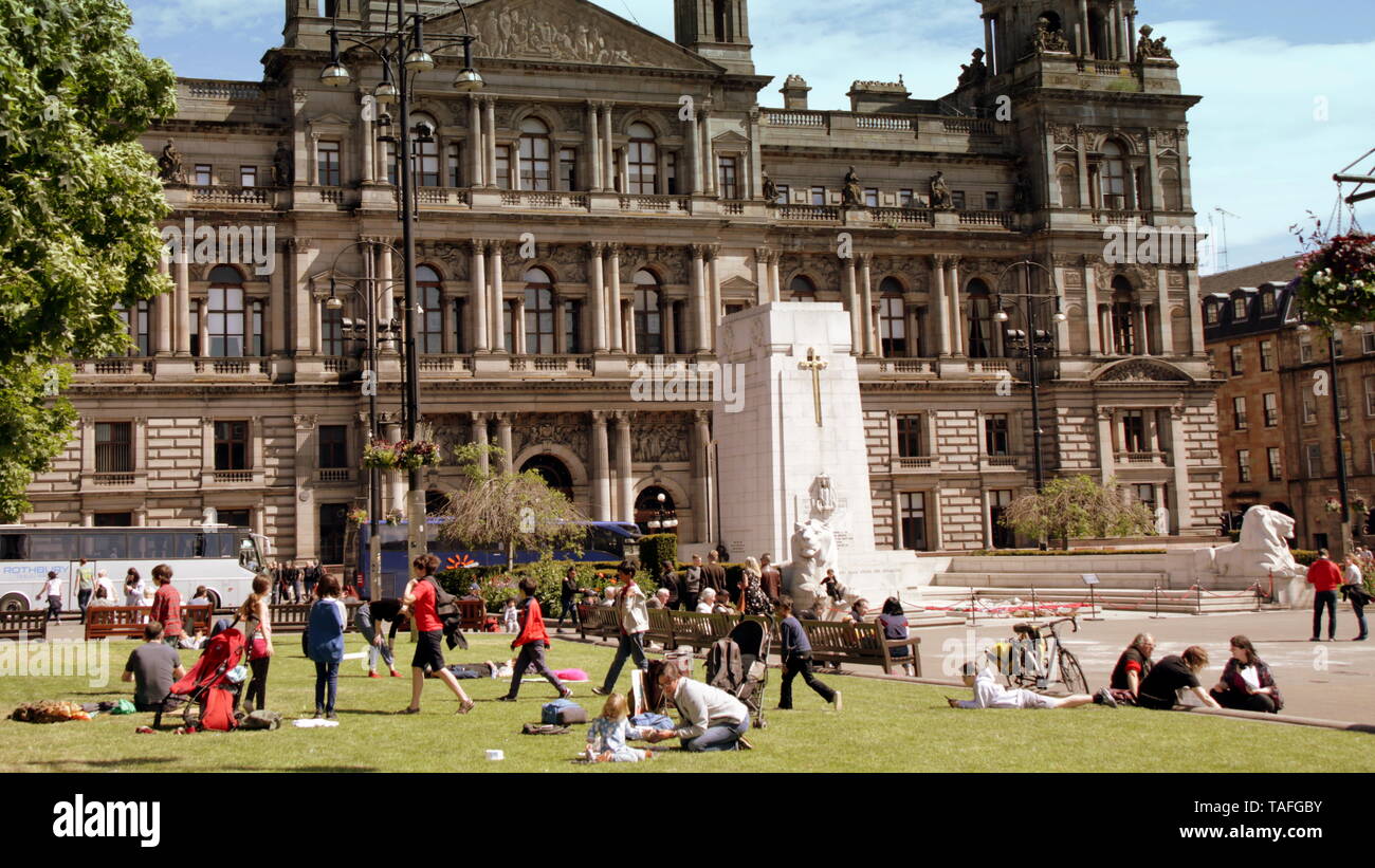 Glasgow, Scotland, Regno Unito XXIV Maggio, 2019. Regno Unito Meteo: giornata di sole ha visto la gente del posto fuori a godersi il tempo nelle strade della città come persone hanno svolto sulle aree verdi di George Square nel cuore della città. Gerard Ferry/Alamy Live News Foto Stock